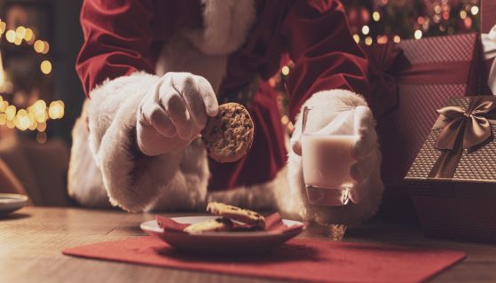 Babbo Natale mangia biscotti e beve latte