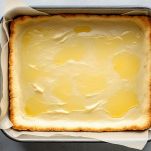 Sfoglia con ripieno di feta in teglia.