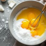 Tuorli montati con zucchero e latte.