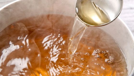 Un brodo caldo e leggero