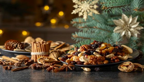 Composizione di frutta secca con albero di natale sullo sfondo