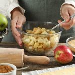 crumble-di-panettone-tagliare-le-mele