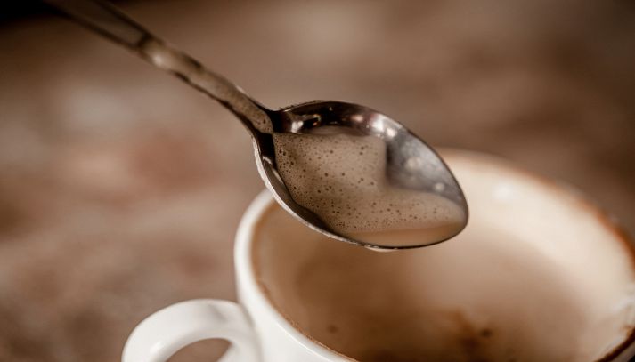 Cucchiaino con schiuma del caffè