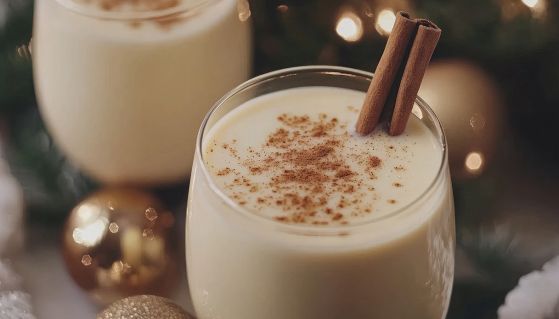 Delizioso bicchiere di latte caldo con cannella