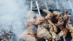 Delizioso pollo cuoce sul barbecue