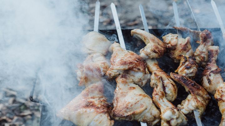 Delizioso pollo cuoce sul barbecue