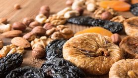 Diverse varietà di frutta secca sul tavolo di legno