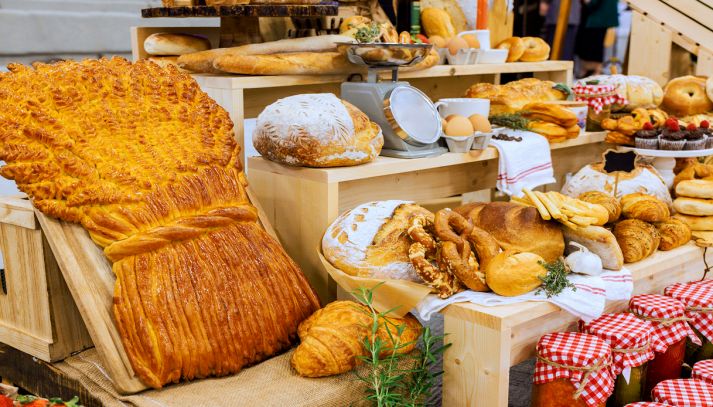 Esposizione di pane e altri gustosi prodotti da forno