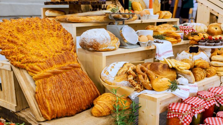 Esposizione di pane e altri gustosi prodotti da forno