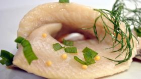 Filetto di pesce fresco marinato con finocchietto e prezzemolo