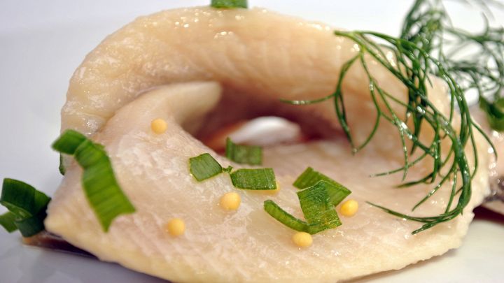 Filetto di pesce fresco marinato con finocchietto e prezzemolo