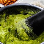 frullare-la-salsa-avocado-e-yogurt