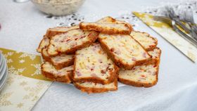 Gustose fette di torta salata ripiena di pancetta e formaggio