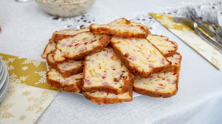 Gustose fette di torta salata ripiena di pancetta e formaggio