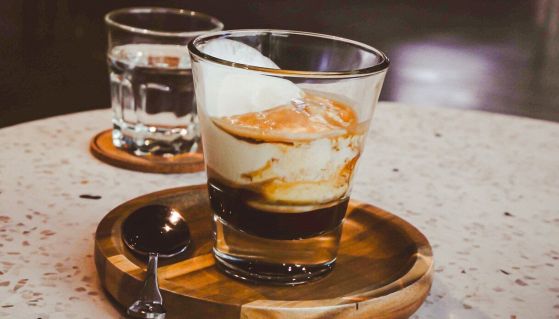 Gustoso caffe vietnamita con crema all'uovo