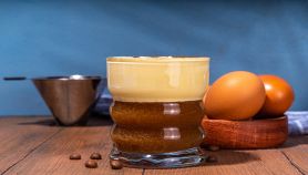 Gustoso caffè vietnamita con l'uovo