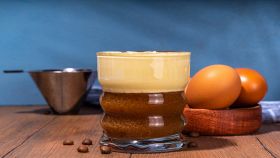 Gustoso caffè vietnamita con l'uovo