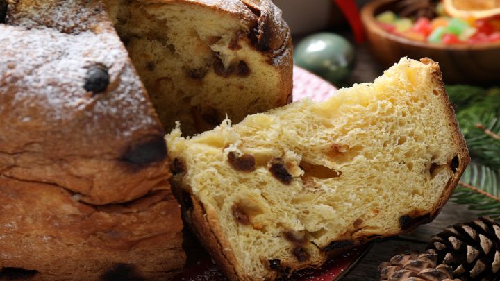 Gustoso panettone natalizio con zucchero a velo