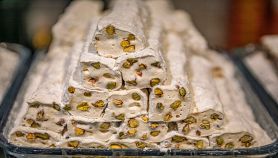 Gustoso torrone bianco con pistacchi
