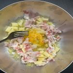 itorta-pancetta-e-scamorza-unire-uovo