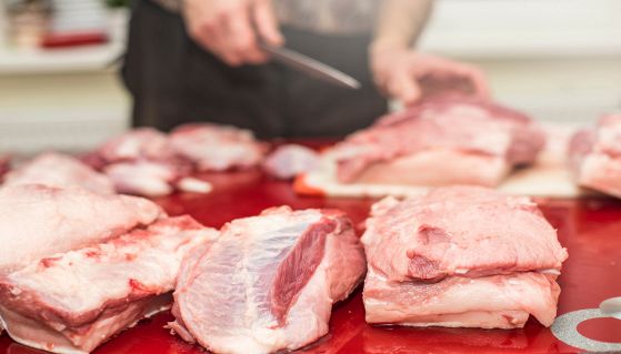 Lavorazione della carne di maiale fresca