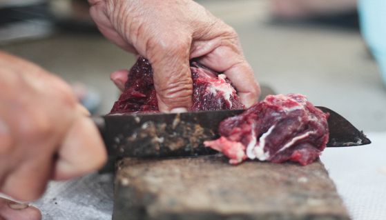 Macellaio lavora carne scura