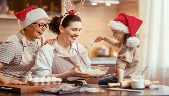 Madre, nonna e figlia cucinano insieme a Natale