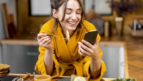 Felicità di una donna mentre mangia