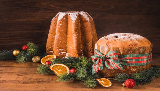 Pandoro e panettone su tavolo di legno