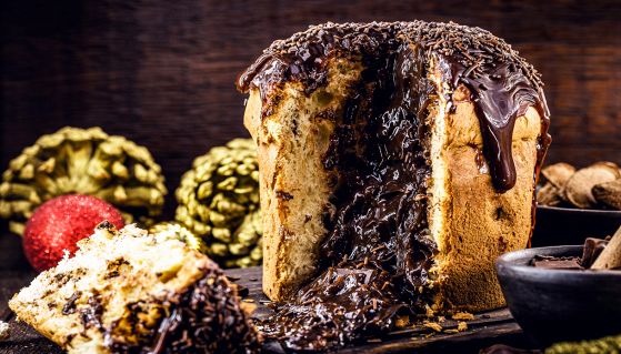 Panettone da cui fuoriesce una cascata di cioccolato