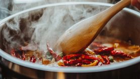 Peperoncini rossi in cottura nella pentola