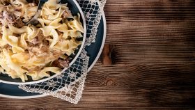 Piatto di pasta vegetariano su tavolo di legno