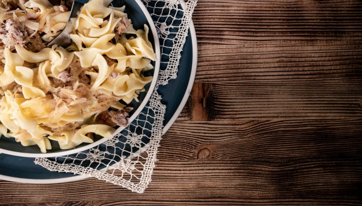 Piatto di pasta vegetariano su tavolo di legno