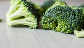 Primo piano di broccoli freschi
