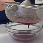 risotto-con-uva-fragola-filtraggio-liquido-uva