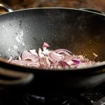 saltare-lo-scalogno-in-padella