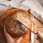 tagliare-il-panettone-per-il-crumble-di-panettone