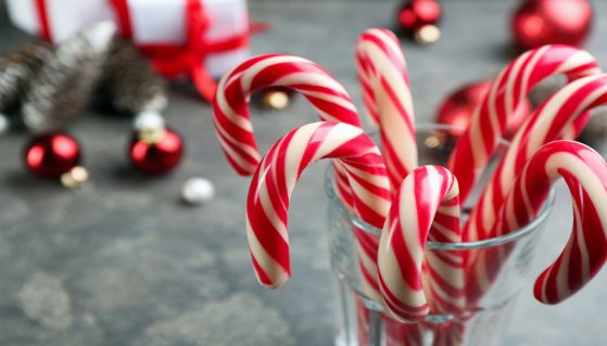 Tanti Candy Canes in un bicchiere di vetro