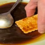 tiramisu-con-biscotti-secchi-bagnare-nel-caffe