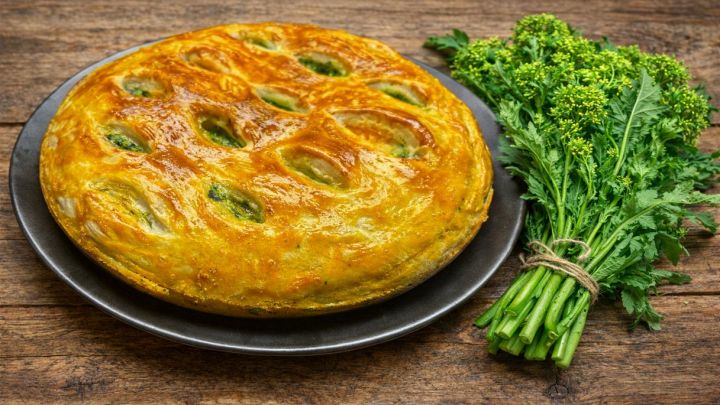 Torta salata con cime di rapa e scamorza