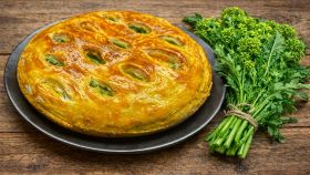 Torta salata con cime di rapa e scamorza