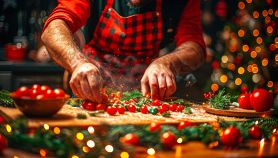 Uomo intento a cucinare circondato da decorazioni natalizie
