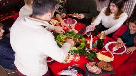 Uomo taglia il pollo per il pranzo natalizio