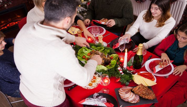 Uomo taglia il pollo per il pranzo natalizio