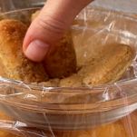 zuccotto-con-savoiardi-e-crema-preparazione-biscotti