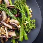 radicchio saltato in padella con pinoli e uvetta