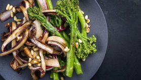 radicchio saltato in padella con pinoli e uvetta