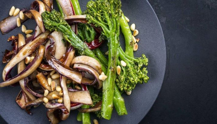 radicchio saltato in padella con pinoli e uvetta