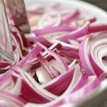 Unire ingredienti per insalata siciliana