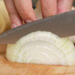 tagliare cipolle per sfincione